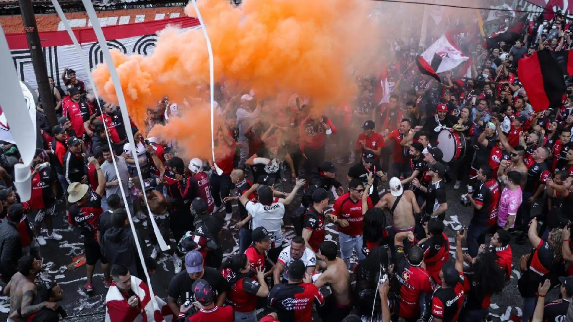 Aficionados afuera del Estadio Jalisco